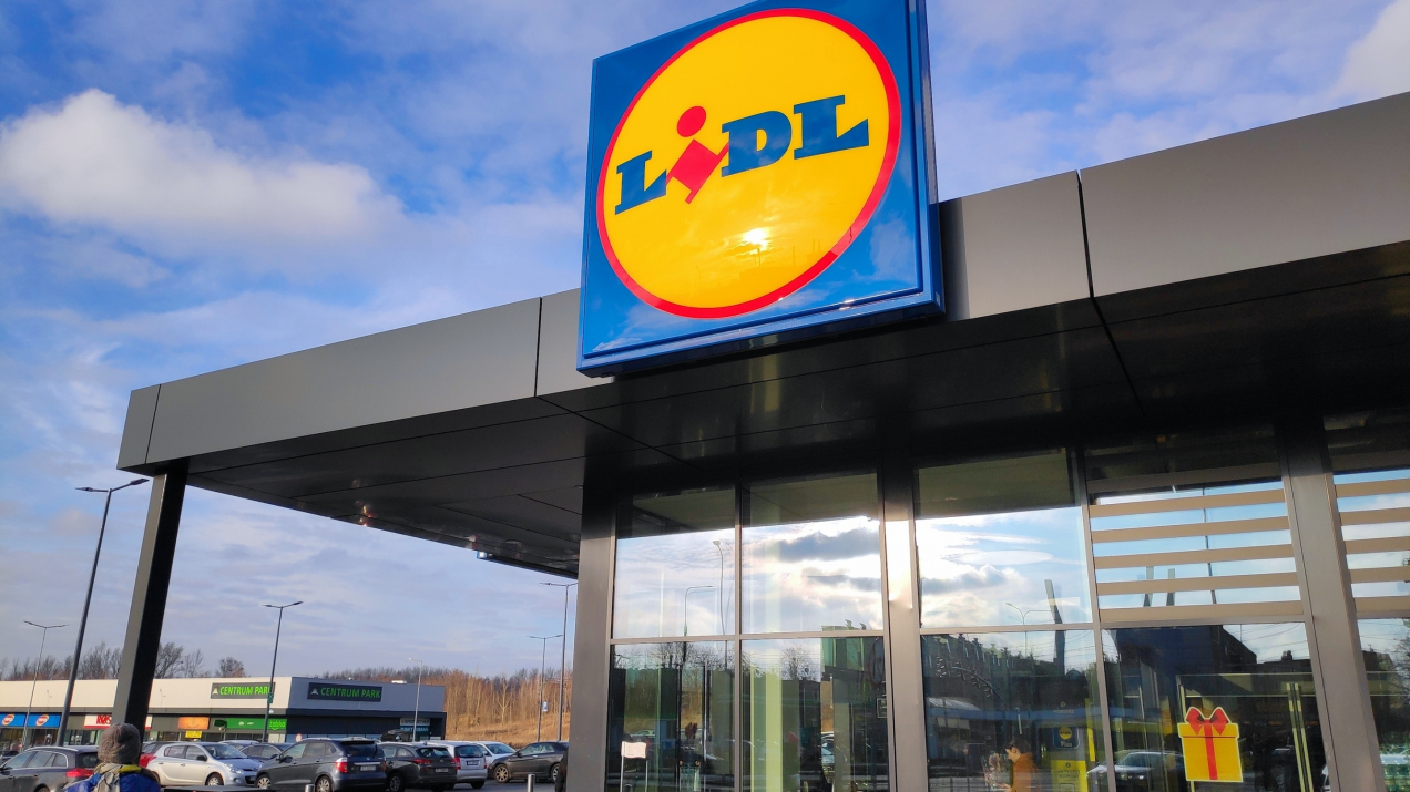 Tylko do jutra w Lidlu po 1 gr. Klienci ładują do wózków