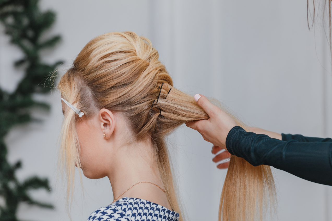 Zapomnij o kucyku. Kultowa fryzura z lat 60. wraca do łask i zrobisz ją w 2 minuty