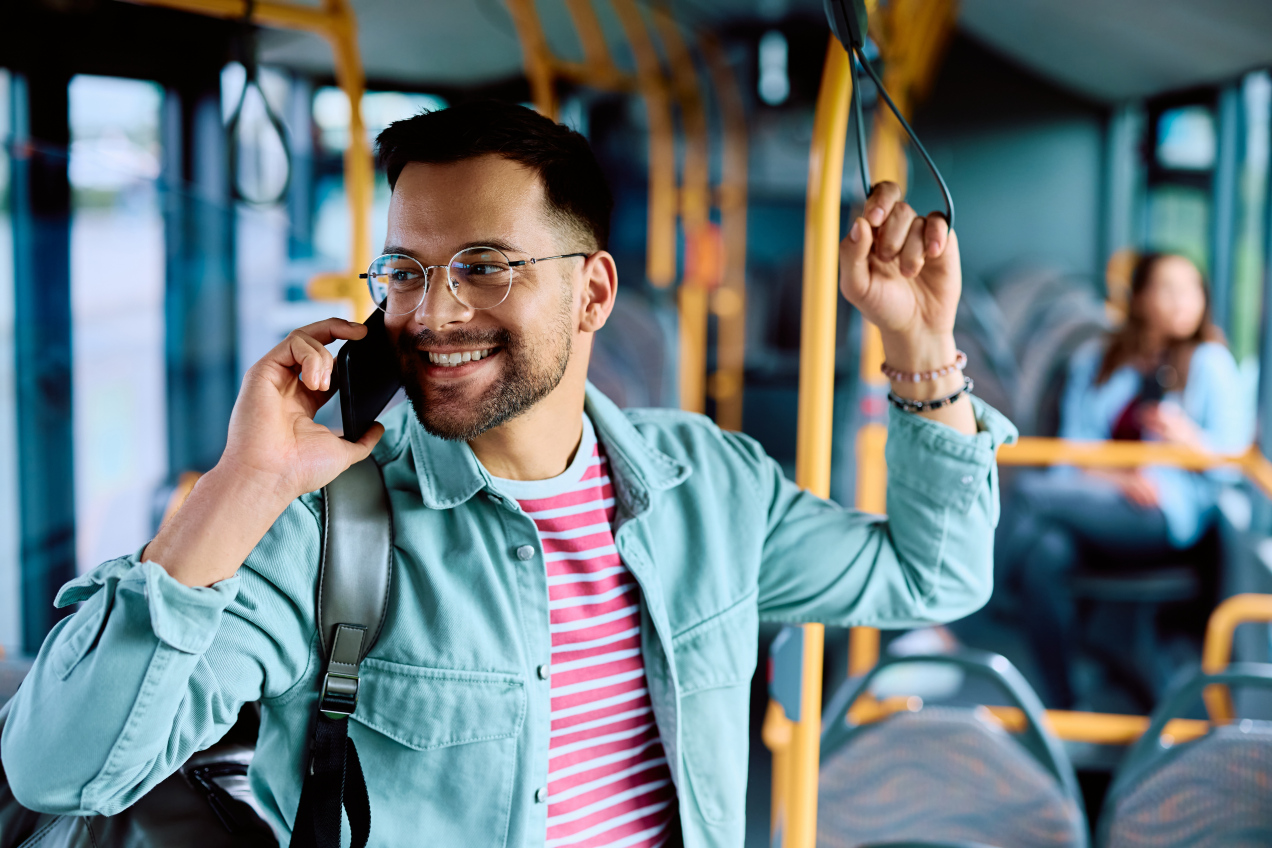 Ograniczenie korzystania z telefonów w komunikacji miejskiej. Szykują się zmiany dla pasażerów