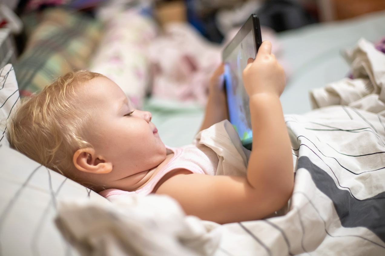 Dzieci oglądają te bajki na potęgę, a rodzice nie wiedzą, jak bardzo im szkodzą! Ekspertka stawia sprawę jasno