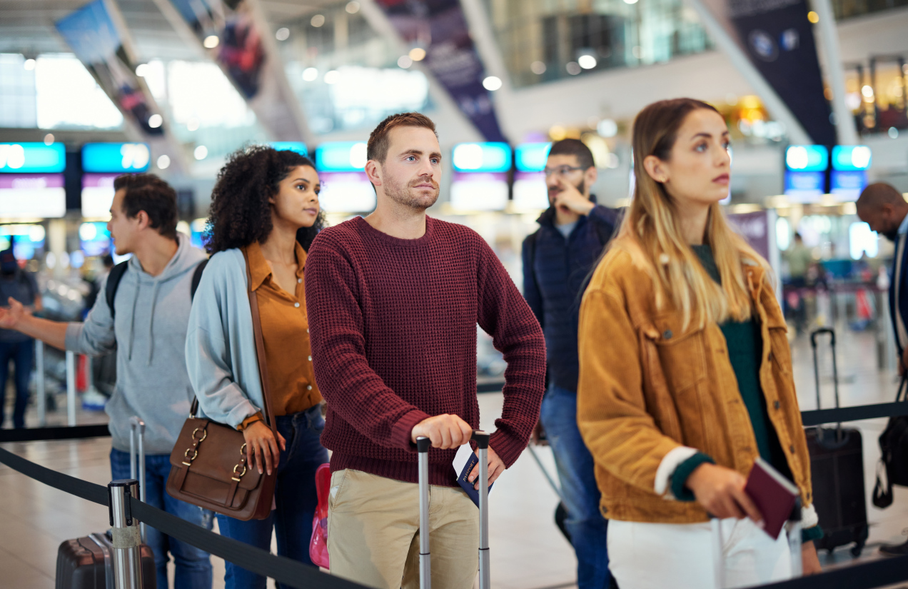 Podróżni wściekli na długie kolejki. Ryanair apeluje do rządu o zawieszenie systemu EES do września