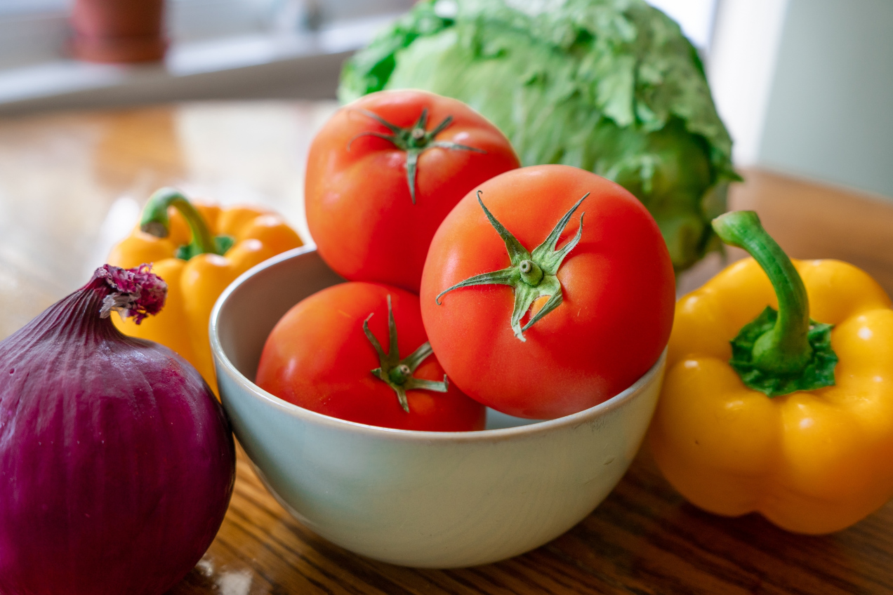 Przechowujesz pomidory w ten sposób? To błąd! Tak gwałtownie się psują