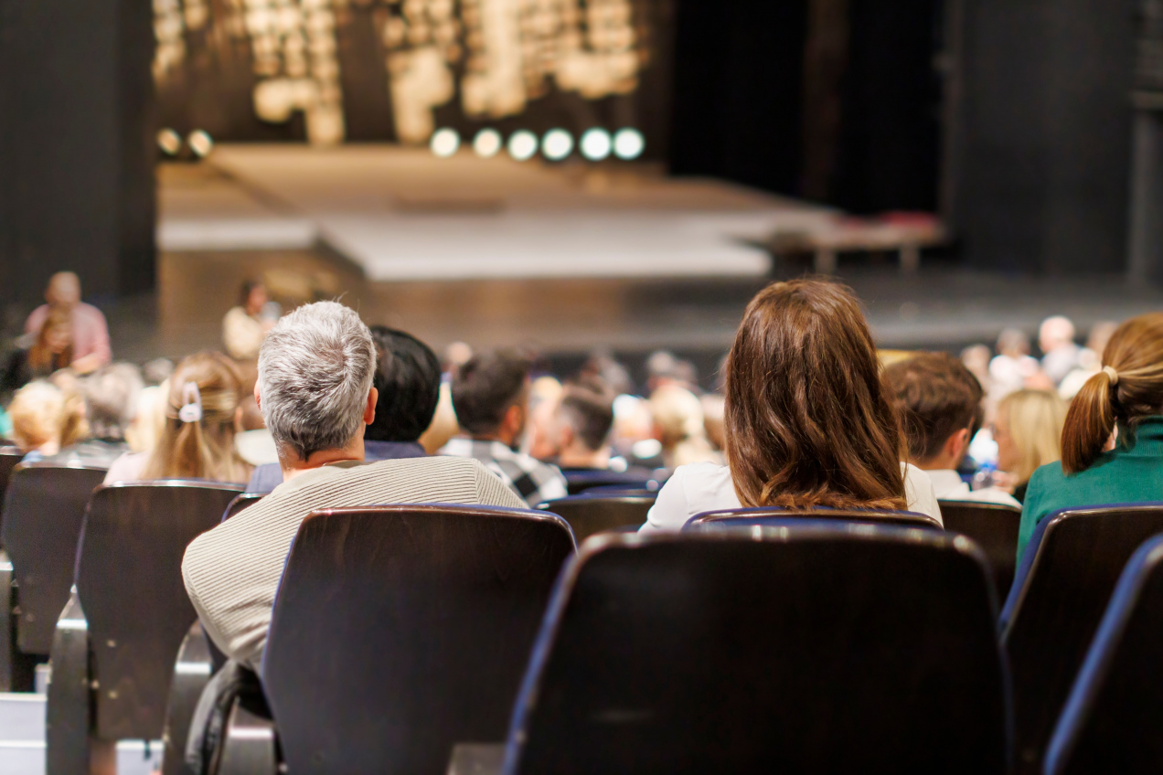 Jak ubrać się do teatru? Sprawdź, co dziś wypada, a co jest totalnym faux pas