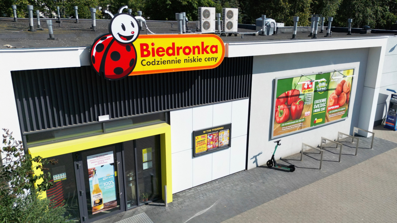 Przecena ze 199 zł na 39 zł w Biedronce. Klienci ładują do wózków