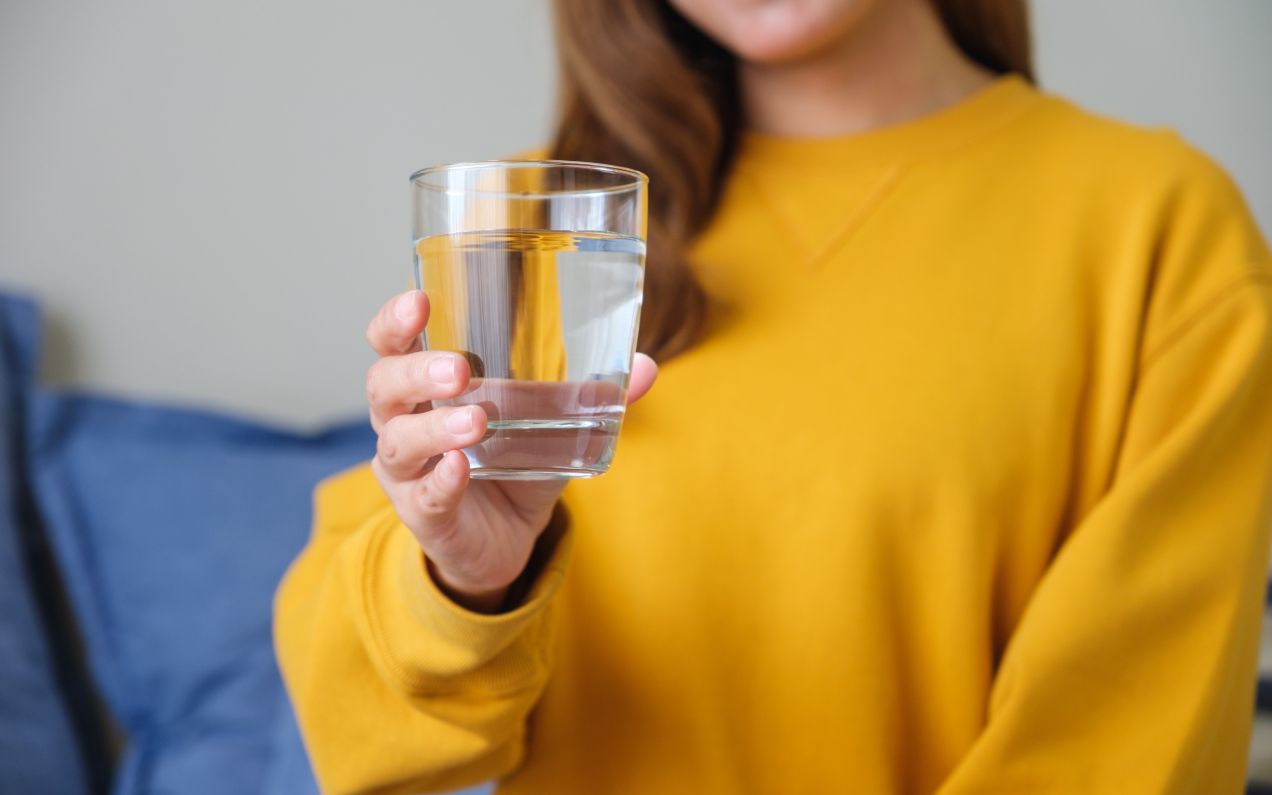 Czy picie wody podczas jedzenia jest zdrowe? Ekspert mówi wprost: „może spowalniać...”