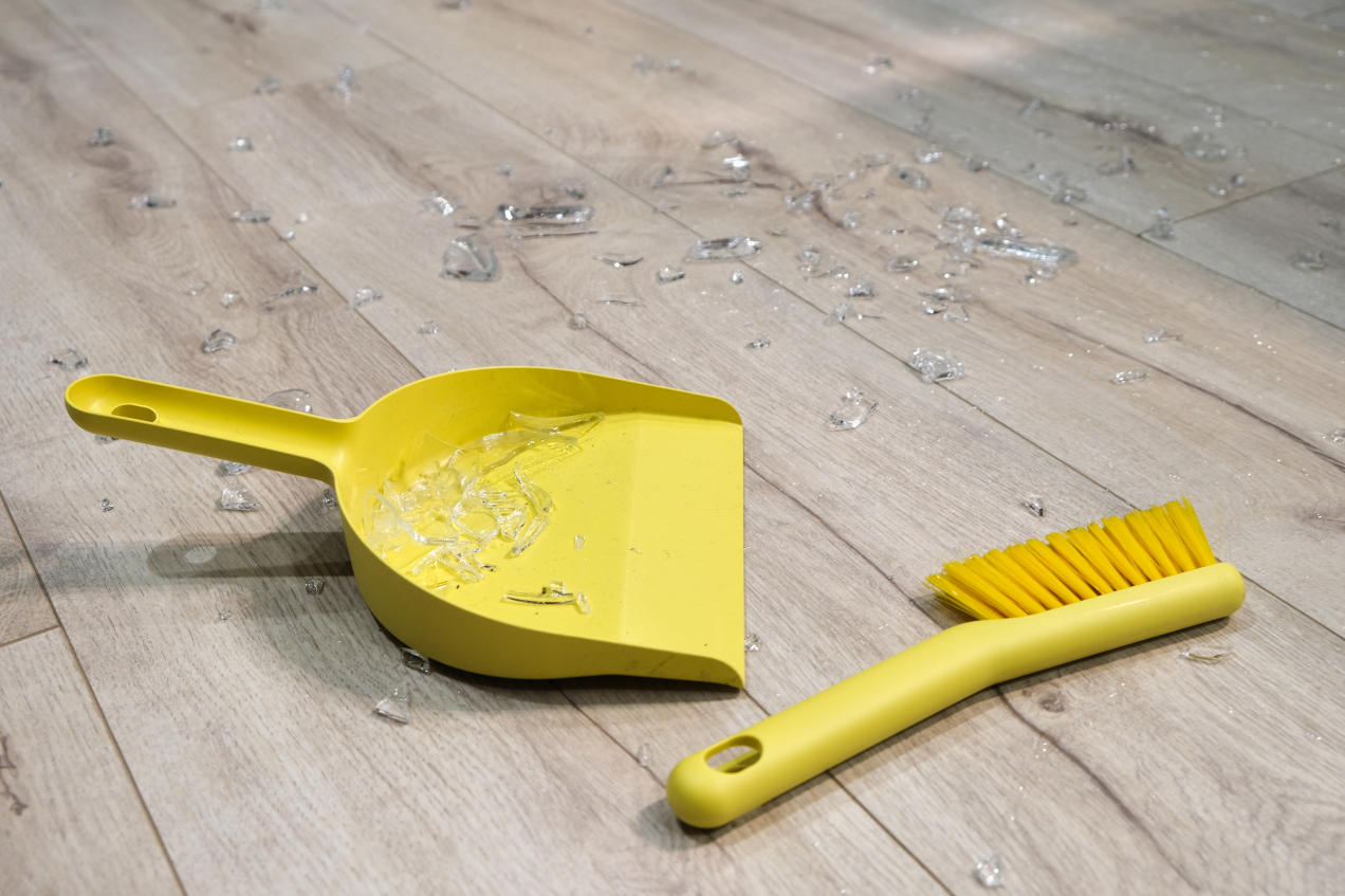 Gdzie wyrzucić potłuczone szkło? Wielu Polaków robi to źle!