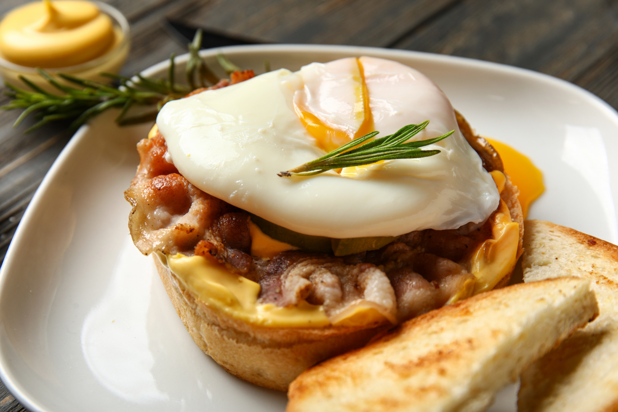 Jak zrobić idealne jajko w koszulce w 45 sekund? Szef kuchni zdradza trik bez garnka!