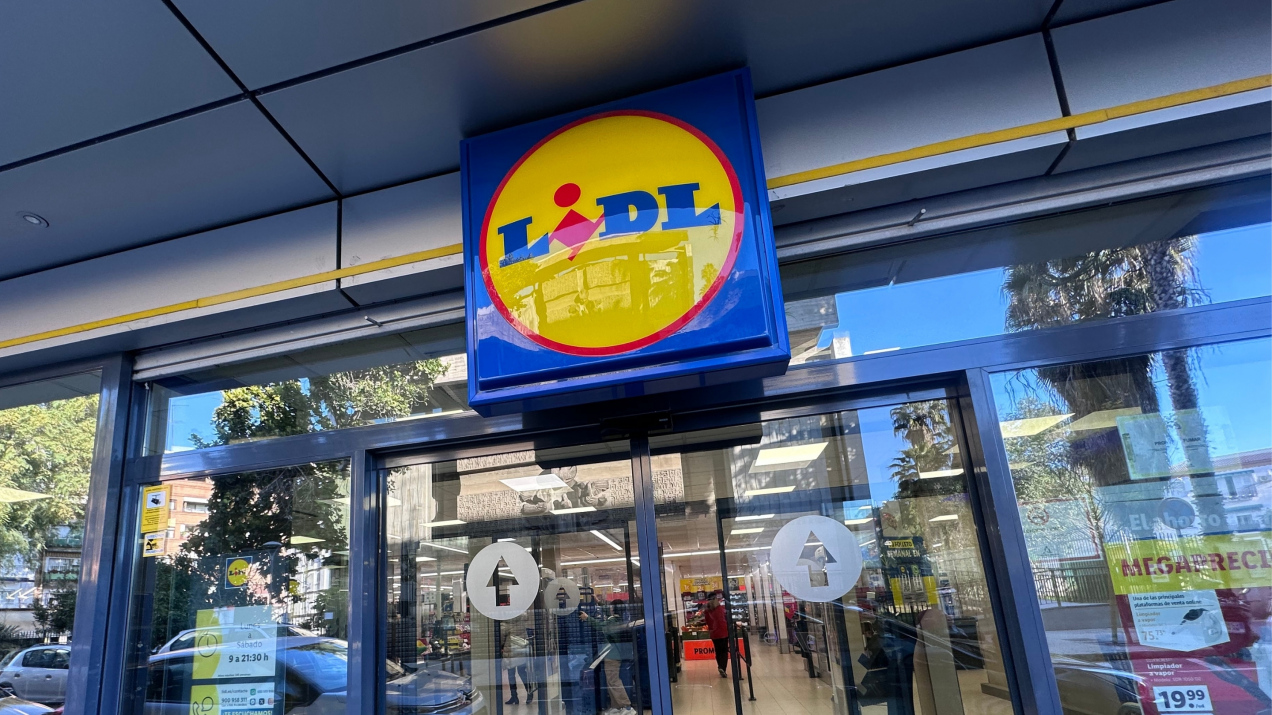 Od dzisiaj w Lidlu hit. Idealna kurtka na wiosnę przeceniona na 64 zł