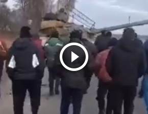 Obywatele Ukrainy blokuj przejazd rosyjskiego wojska i przygotowuj koktajle Mootowa WIDEO