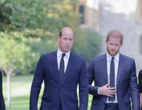Książę Harry i William razem z żonami przed zamkiem w Windsorze. Podziwiają kwiaty złożone na cześć królowej Elżbiety II ZDJĘCIA