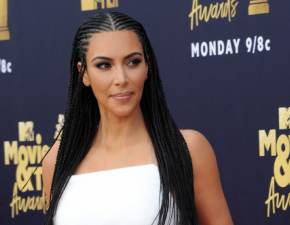 Kim Kardashian postawia na burgundow stylizacj. Fani zachwyceni: Wygldasz perfekcyjnie FOTO