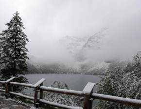 W Tatrach i na Śnieżce spadł śnieg. Pierwszy bałwan na Kasprowym Wierchu ZDJĘCIA