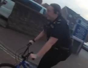 Policjantka dogonia wamywacza, bo... dziecko poyczyo jej swj rowerek WIDEO