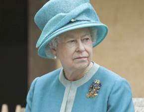 Krlowa Elbieta II wyprosia prezydenta USA z przyjcia. Dlaczego to zrobia?