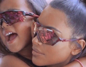 Kim Kardashian ubraa North West w bikini: Ubierz j w jednoczciowy strj dla dzieci
