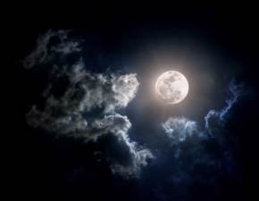 Robaczy Księżyc w marcu. Co to za zjawisko? Kiedy można obserwować najbliższą pełnię?