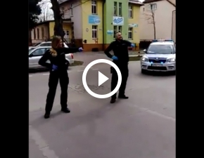 Polscy policjanci tacz pod oknami dzieci objtych kwarantann! Nagranie robi furor w sieci! WIDEO