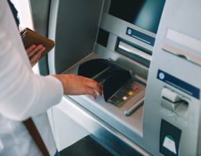 Nie zapłacisz kartą i nie wypłacisz gotówki z bankomatu. Bank zapowiada przerwę techniczną