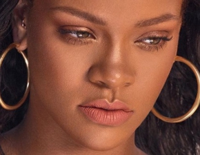 Rihanna pogrona w aobie