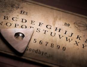 Tablica Ouija. Czym jest i dlaczego jest bardzo niebezpieczna?