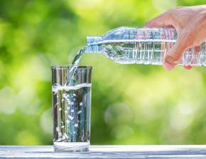 Czy woda mineralna zepsuje si po upywie terminu na butelce? 