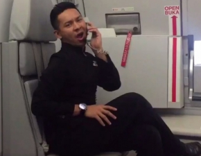 Co za ruchy! Steward taczy jak Britney Spears w Toxic na pokadzie samolotu