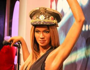Beyonce bez ubra eksponuje ksztaty na koniu. Tak promuje now pyt! +18