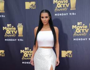 Kim Kardashian odsania ciao. Gwiazda pozuje na zdjciach do okadki magazynu ZDJCIA