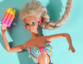 Chciaa by limitowan wersj Barbie. Pi razy powikszya biust, sze razy korygowaa nos. Jak wyglda? FOTO