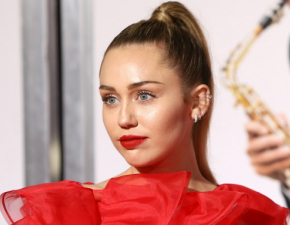 Miley Cyrus pokazuje biust na koncercie. Skandaliczna stylizacja? Gorca