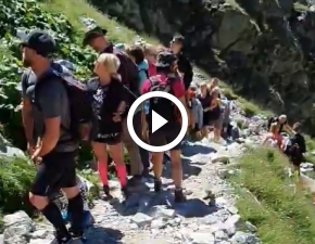 Tłumy turystów w Tatrach! Korek na szlaku na Rysy, przepełnione parkingi do Morskiego Oka WIDEO