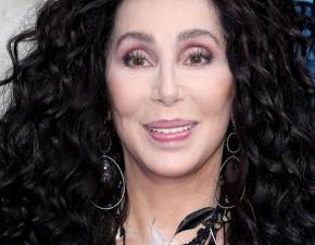 76-letnia Cher zaskoczya odwan stylizacj! Na gali Governors Awards pojawia si w mini FOTO