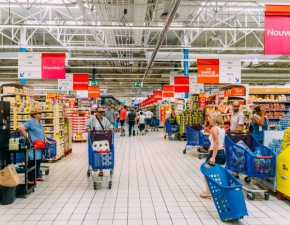 Carrefour, Auchan i Aldi oferują nowe usługi. Będą otwarte w niedziele?