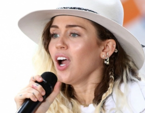 Nachalny fan chcia pocaowa Miley Cyrus! Nagranie z incydentu trafio do sieci WIDEO