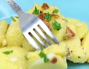 Sprawdź, jak zrobić Kartoffelsalat - tradycyjną niemiecką sałatkę ziemniaczaną WIDEO