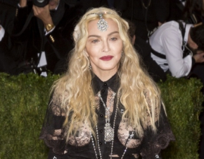 Madonna odwanie odsania ciao w bielinie. 62-letnia gwiazda szokuje