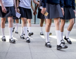 Szkoła zakazała noszenia krótkich spodenek. Chłopcy przyszli na zajęcia w spódnicach