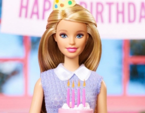 Barbie wituje urodziny!