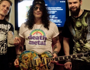 Slash przekaza WOP swoj gitar po koncercie Guns N Roses w Polsce