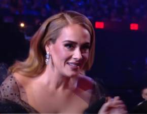 Adele w obcisej kreacji z dekoltem prawie do ppka. Na gali Brit Awards wszyscy patrzyli tylko na ni FOTO