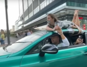 Influencer przejecha z dziewczyn przywizan do dachu samochodu cae miasto. Wszystko w ramach testu zaufania