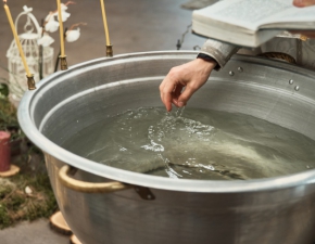Tragedia podczas chrztu. Nie yje 6-tygodniowe niemowl: Sekcja zwok wykazaa wod w pucach chopca