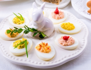 Faszerowane jajka na Wielkanoc. Klasyka poczona z nowoczesnoci