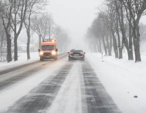 Prognoza pogody na dziś. Polska pod śniegiem! Niebezpiecznie na drogach. Gdzie obowiązują alerty IMGW?