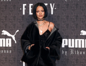 Rihanna eksponuje biust w koronkowej bielinie. Zmysowy kadr trafi do sieci