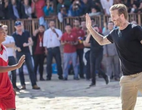David Beckham pomaga dzieciom w Papui-Nowej Gwinei 