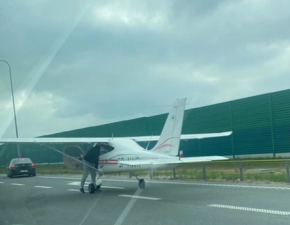 Samolot na A1. Awionetka wyldowaa na autostradzie ZDJCIA