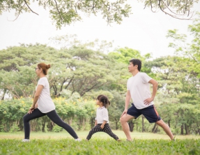 Rodzinne ćwiczenia na świeżym powietrzu od fizjoterapeutki. Odpocznij od zdalnej pracy i nauki!  