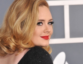 Adele jeszcze nigdy nie wygldaa tak szczupo! Artystka w Saturday Night Live WIDEO