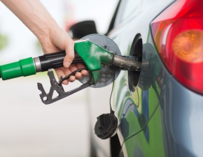 Psychologiczna cena 6 z/l benzyny przekroczona. Ile paliwa kupimy za minimaln krajow?
